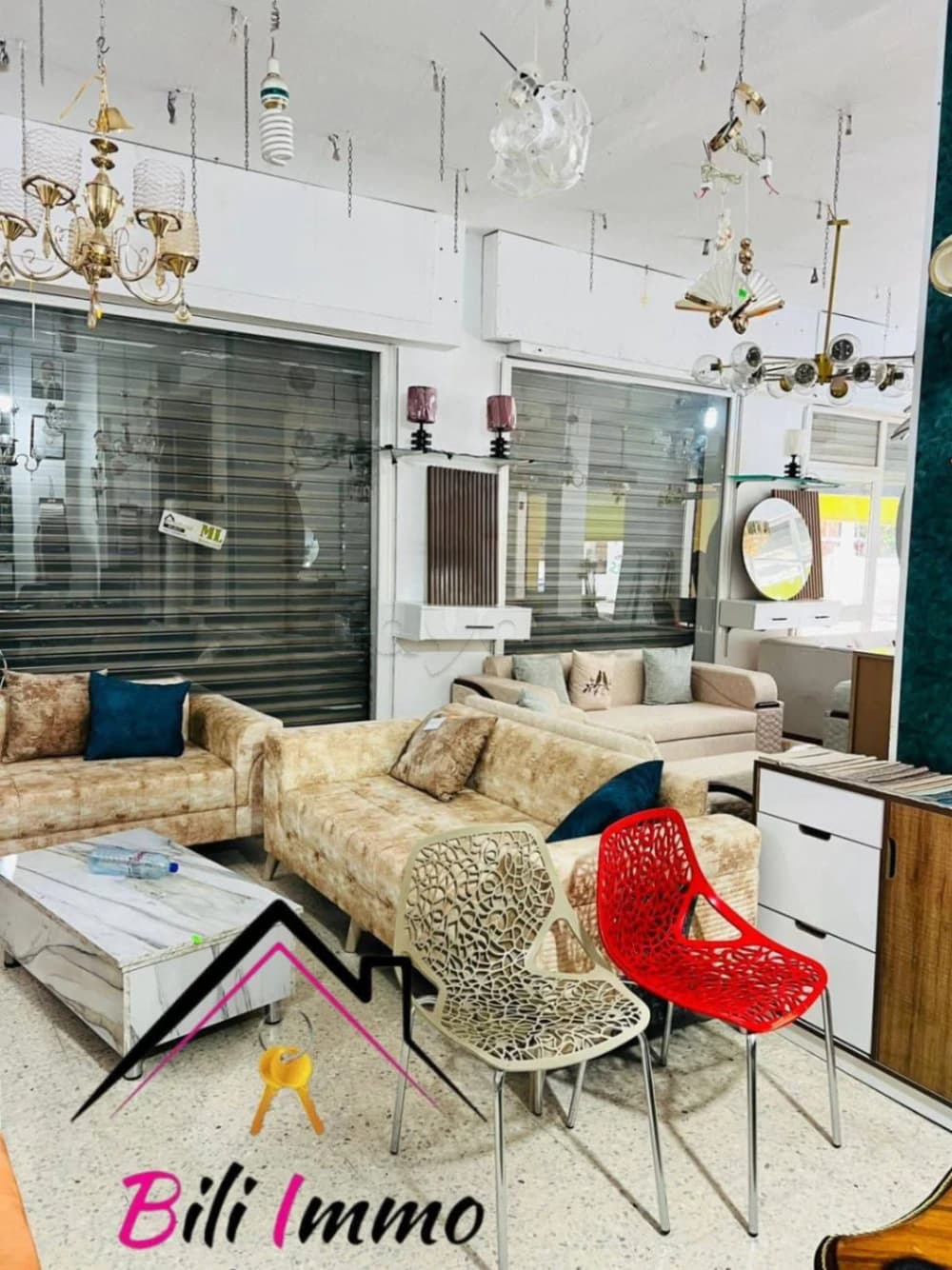 A vendre huit locaux comerciaux et un depot