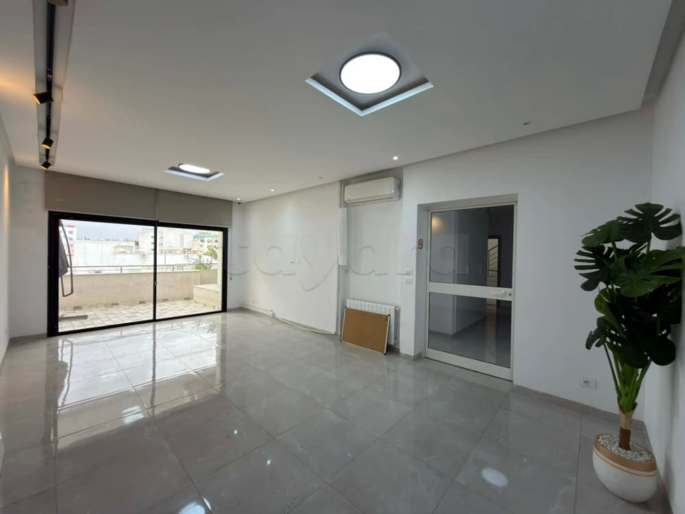 Bureau 2 open-space + 3 pièces haut standing à l'Ariana à 3 minutes du Centre Urbain Nord.