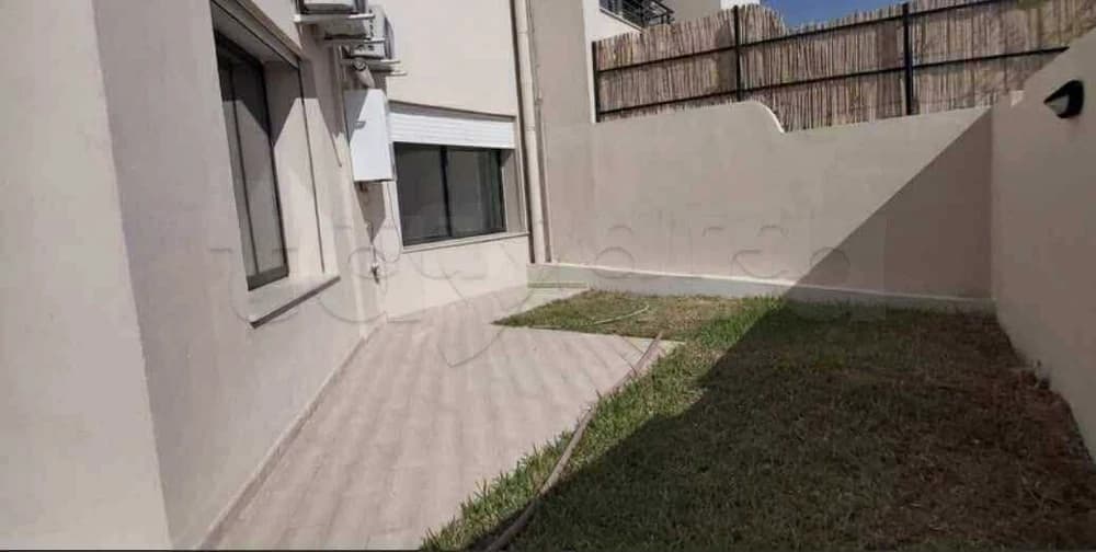 ENNASR 2  : APPARTEMENT S+2  AVEC UN JARDIN  À LOUER 