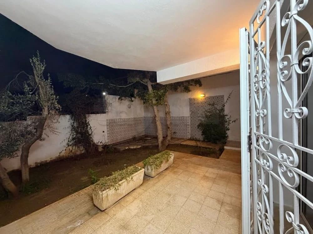 📍ENNASR 2 : REZ-DE-CHAUSSÉE D’UNE VILLA  S+2 RICHEMENT MEUBLÉ À LOUER 