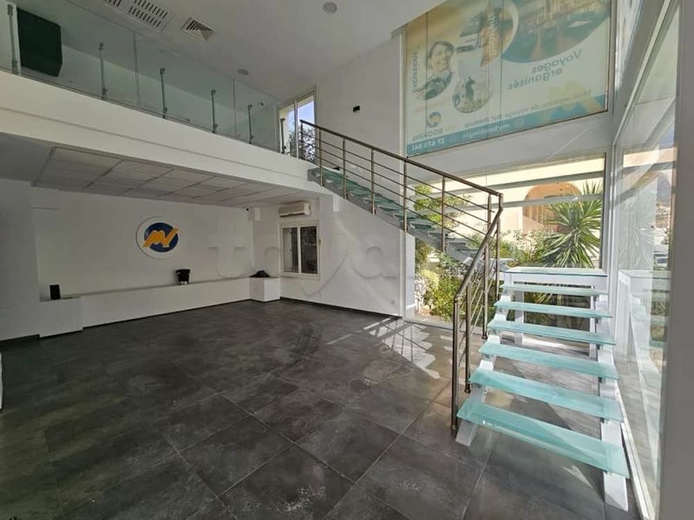 📍 Les Berges du Lac 2 : À LOUER – LOCAL COMMERCIAL / BUREAUTIQUE EN DOUBLE HAUTEUR