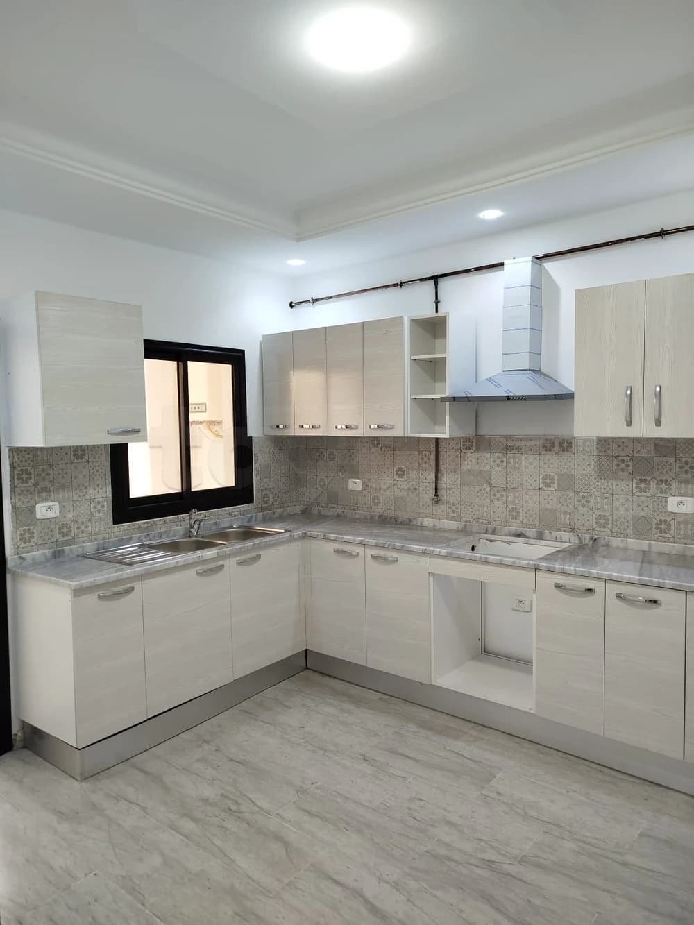 A LOUER UN APPARTEMENT S+2 HST AU CENTRE H.LIF