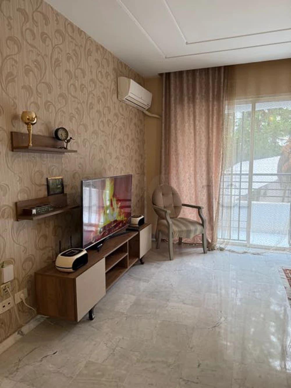 Appartement meublé en rez-de-chaussée à louer à la nuitée à Jardins de l’Aouina, proche des commerces et restaurants.