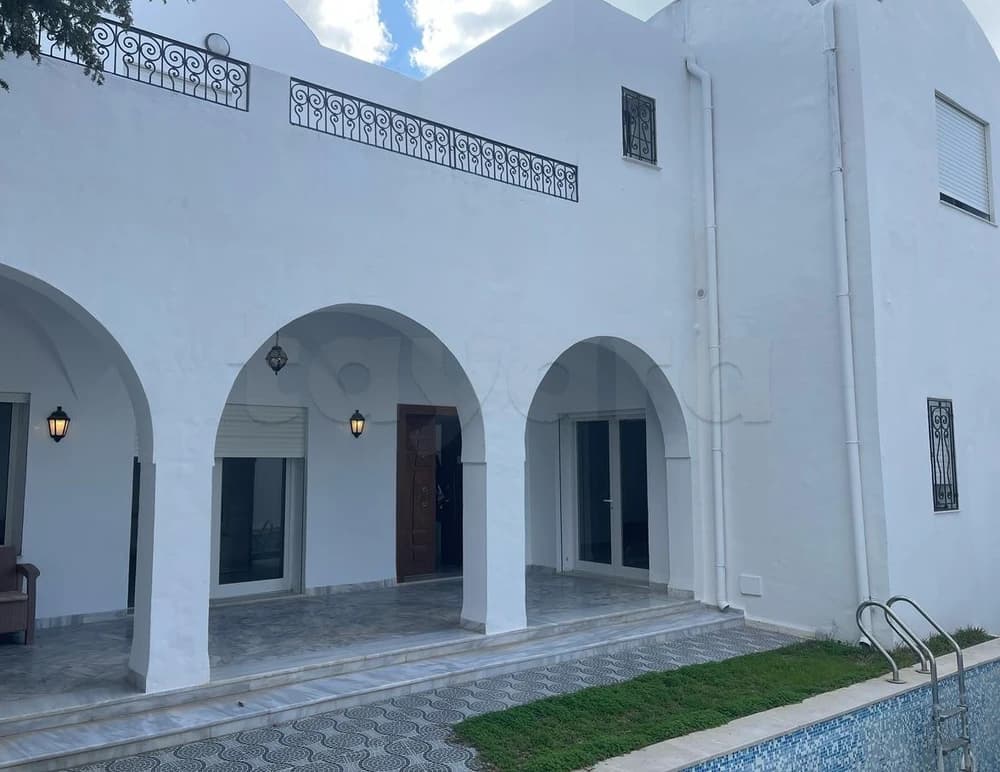 une villa s+4 de 260m²/300m² de terrain