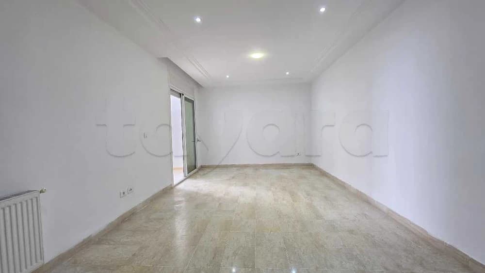 à vendre un appartement s+2 au 1er étage à l'aouina en face de Downtown l'aouina 