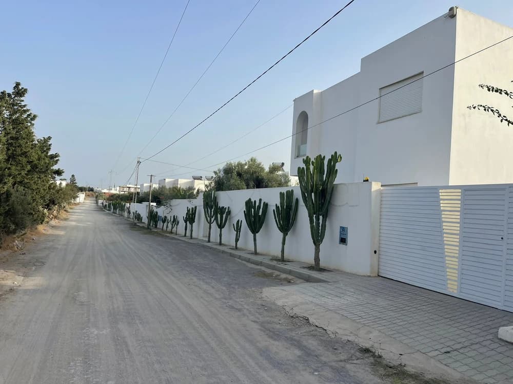 A vendre à MONCHAR à 8 km de HAMMAMET un lot de terrain de 870 m2