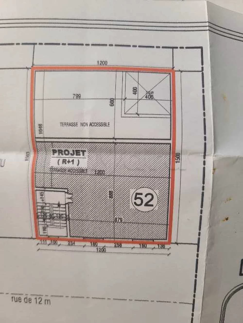 Un Petit Terrain dans une zone industrielle.