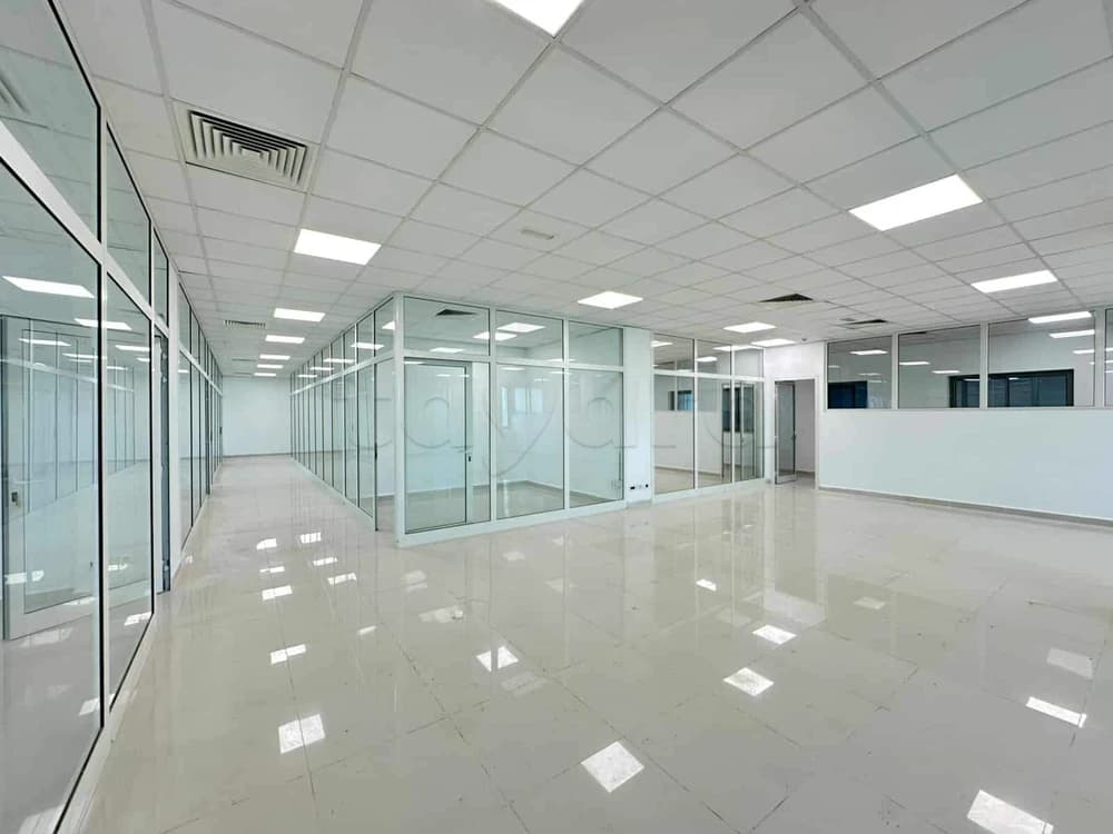 A louer plateau 620 m² en 12 pièces Charguia 2