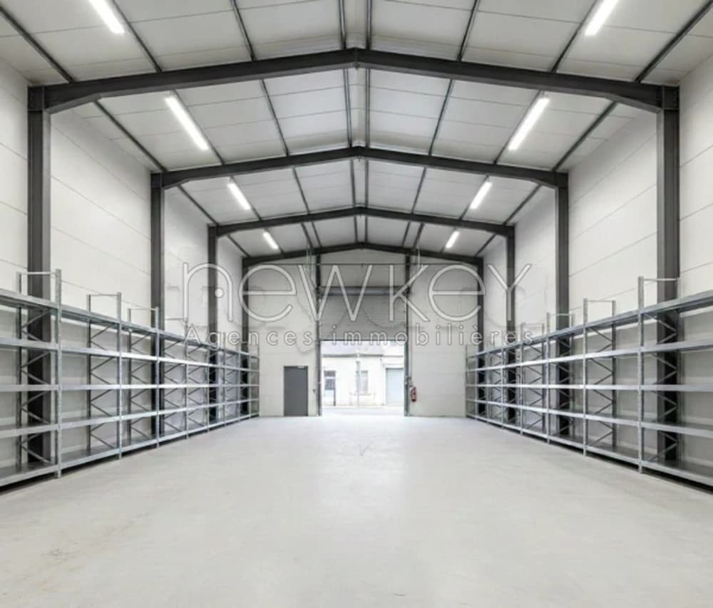 Dépôt de 260 m² bien situé à La Soukra