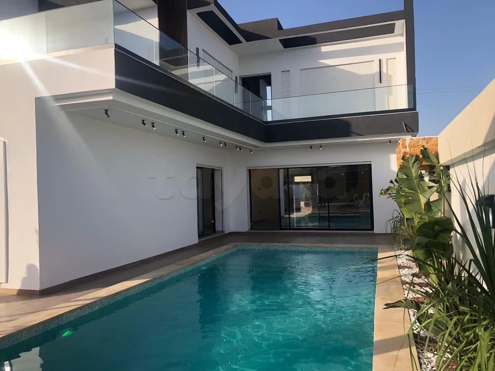 A vendre à Hammamet ( Monchar ) une belle villa S+4