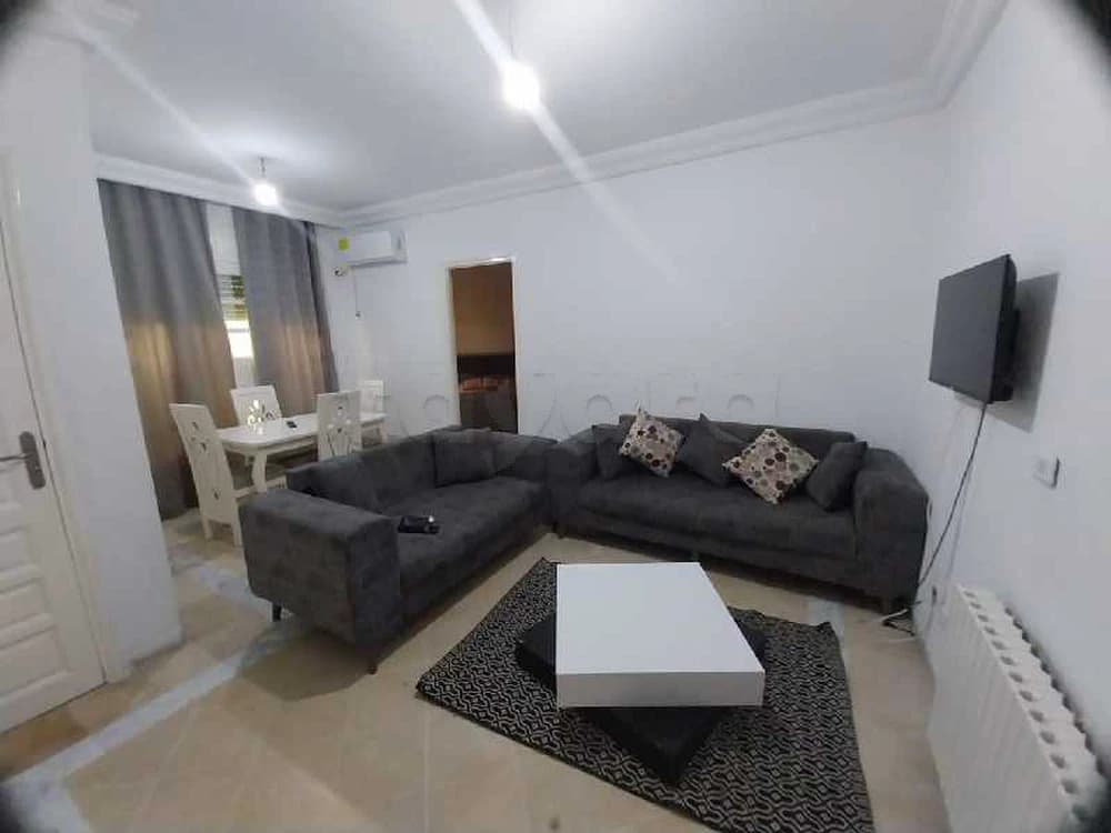 ENNASR 2 : APPARTEMENT S+1 AU REZ-DE-CHAUSSÉE RICHEMENT MEUBLÉ A LOUER 
