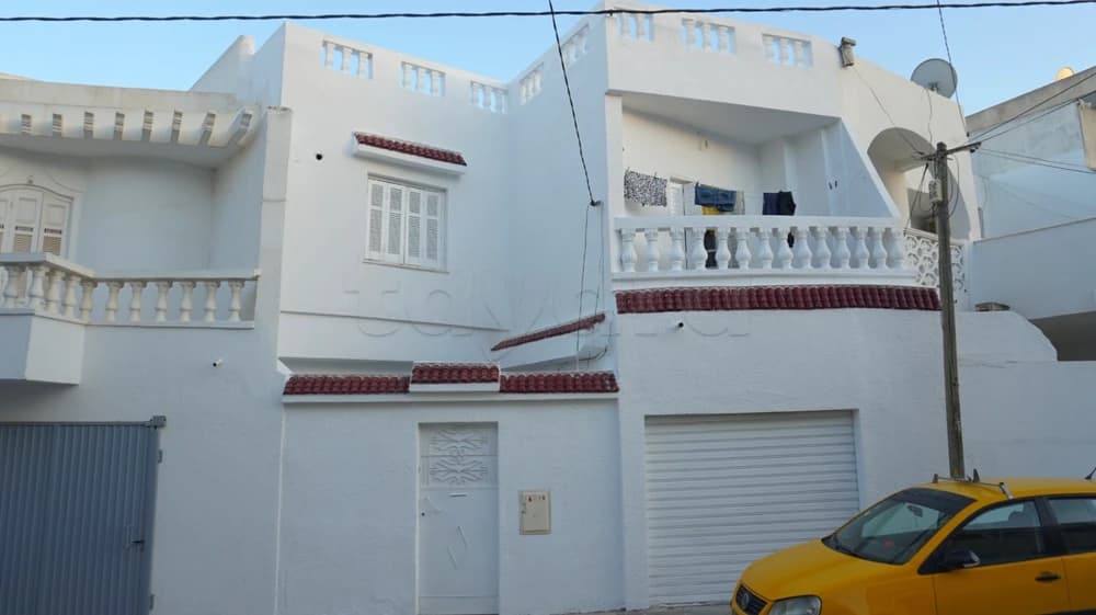 2 Villas à vendre ( occasion à ne pas rater ) sur la route X à côté du Bardo et très proche du Manar 1 à bon prix 😍