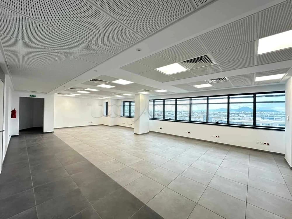 A louer 5 plateaux de 492 m² chacun Lac 3