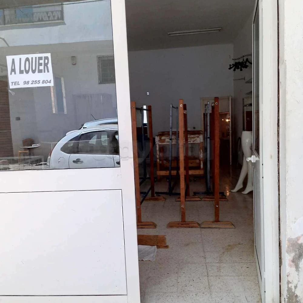 A vendre une petite maison de 3 étages Titre bleu bonne recette de loyer , ce trouve à Rue Ibn Iljjazar derrière Carrefour la Marsa 100m de la nouvelle école BOUEBDELI 