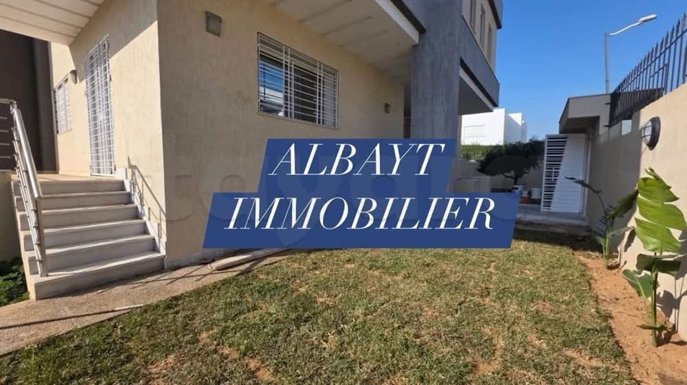 À louer Triplex en S+5 avec jardin 
                 Chotrana 1