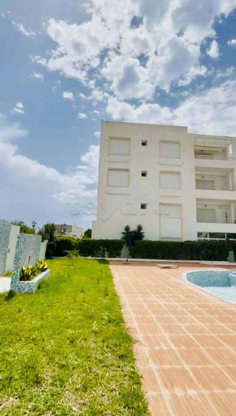 S+1 lumineux à vendre – Piscine & Parking – Proche mer 🌊