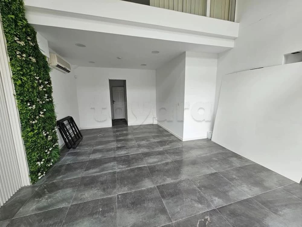 📍Les Berges du Lac 2 : À LOUER – LOCAL A USAGE COMMERCIAL OU  BUREAUTIQUE 