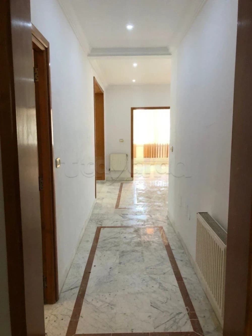 L'Aouina étage villa 250 m² à louer