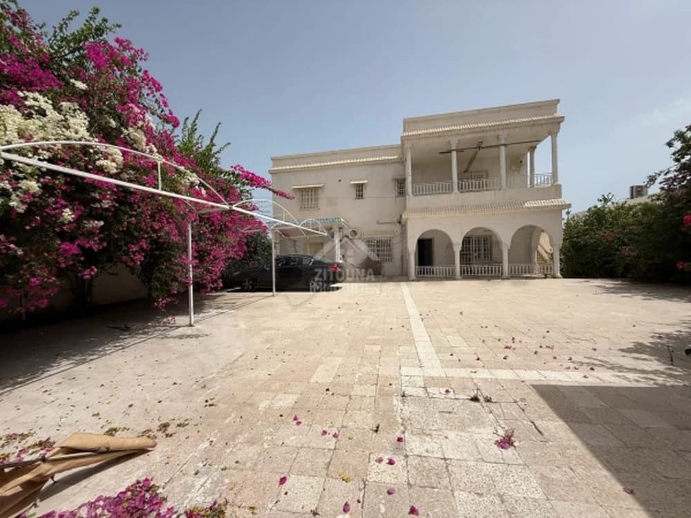 A vendre une Villa avec des locaux commerciaux à Choutrana