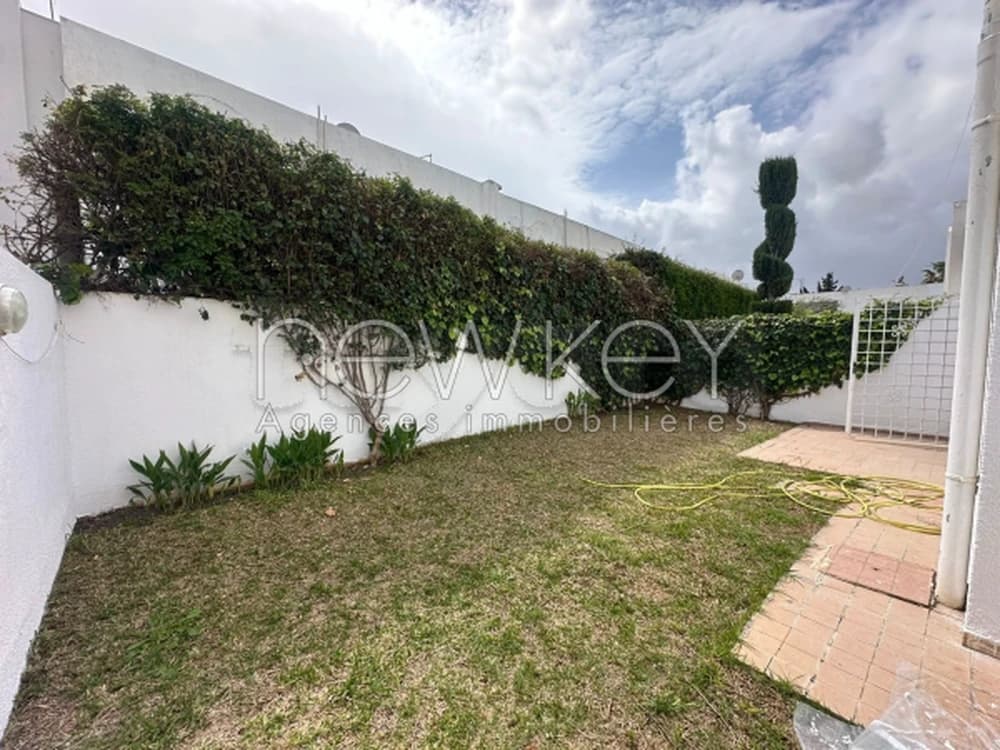 Villa S+4 avec jardin à louer à La Soukra