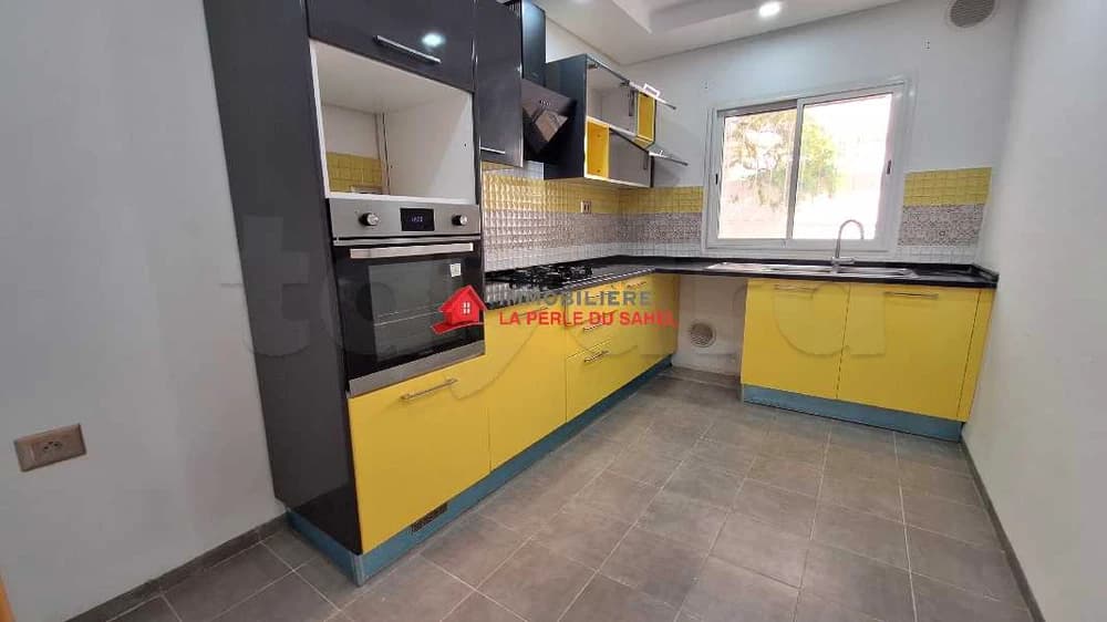 UN TRÉS BEAU REZ-DE-CHAUSSÉE A KHZEMA 