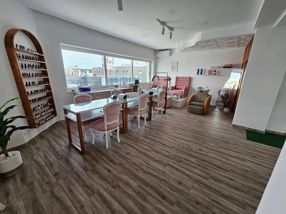 📍 LES BERGES DU LAC 1 : OPPORTUNITÉ À SAISIR – LOCAL COMMERCIAL A LOUER 