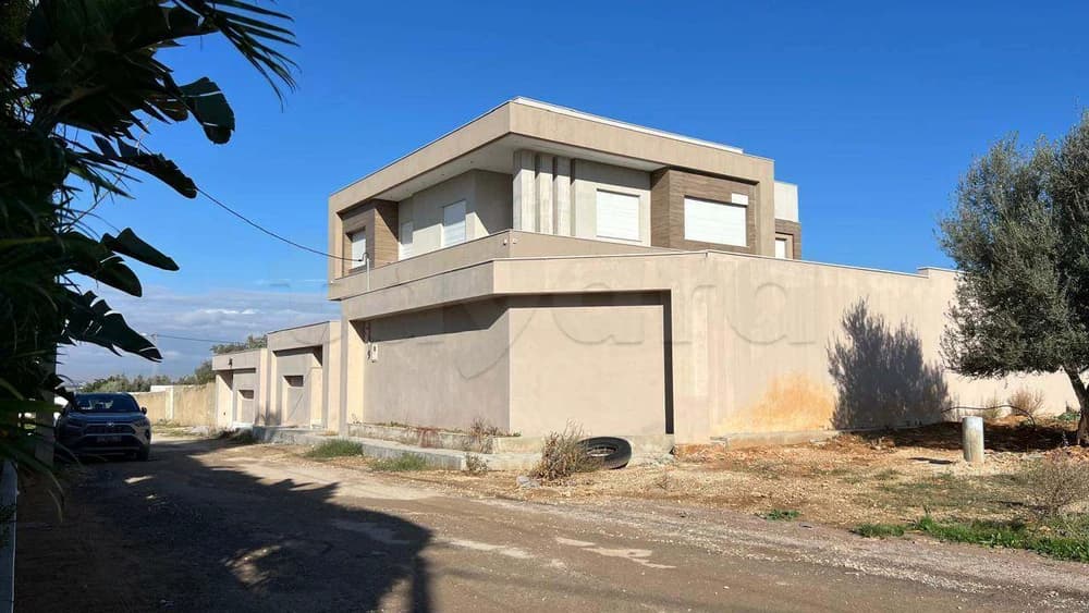  À Vendre Villa de Très Haut Standing à Borj Touil