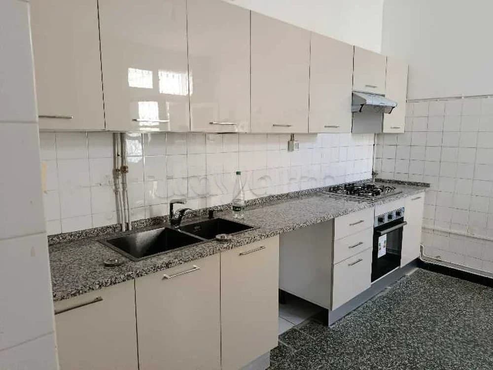 Occasion a ne pas raté a louer à la marsa corniche coté PLATZA  un 1er étage S+3 .Occasion à ne pas rater