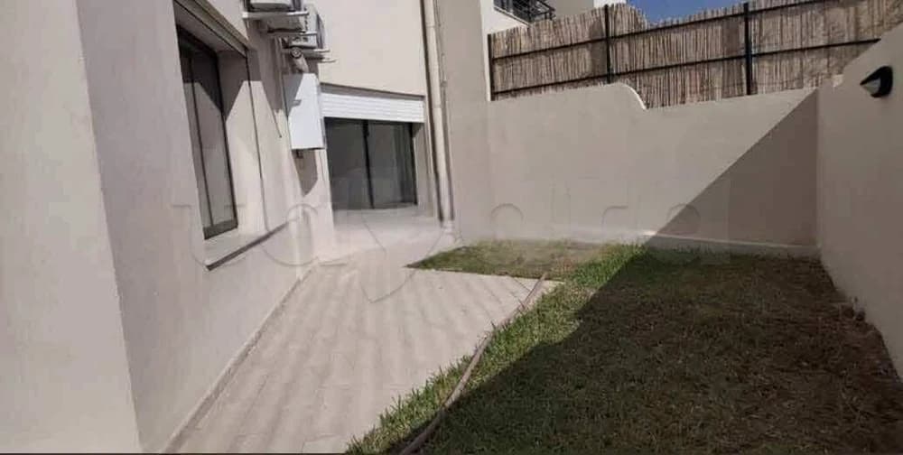 📍ENNASR 2  : APPARTEMENT S+2  AVEC UN JARDIN  À LOUER 