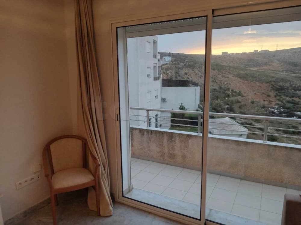 Agréable s+1 meublé HS avec terrasse spacieuse à Ennasr 2 (syndic inclus)