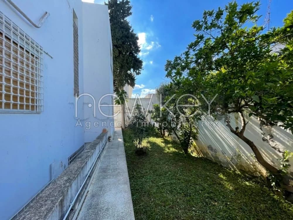 A louer une villa s+5 à la Marsa ville