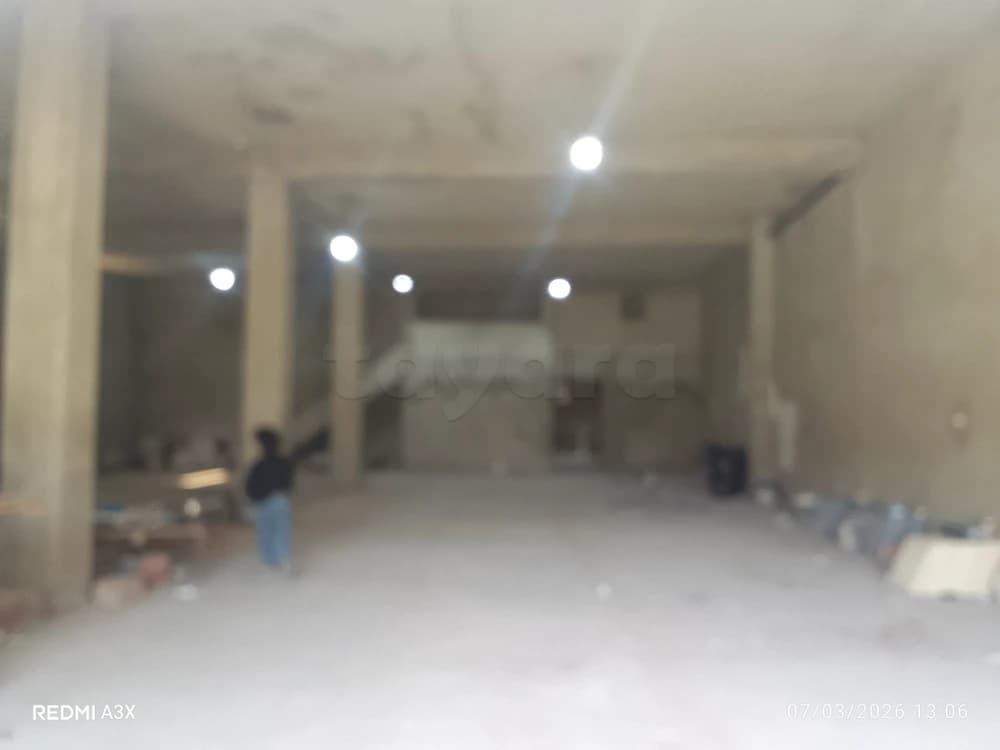 à louer dépôt  d'une superficie 250m2  hauteur  4,5 m dans une emplacement idéale à khlij boumhal.