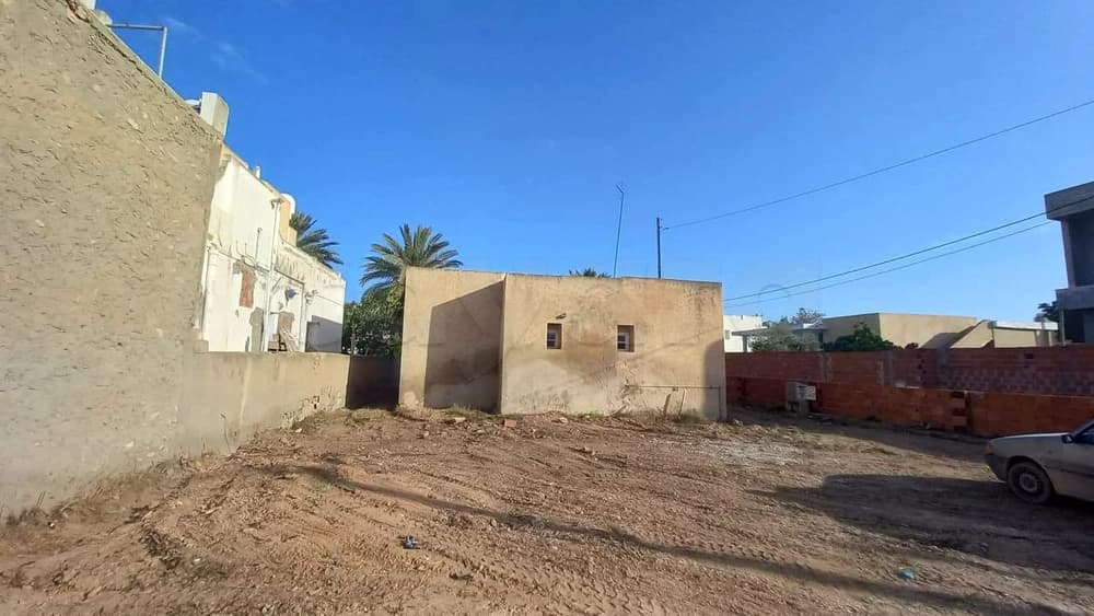 منزل مع قطعة أرض للبيع