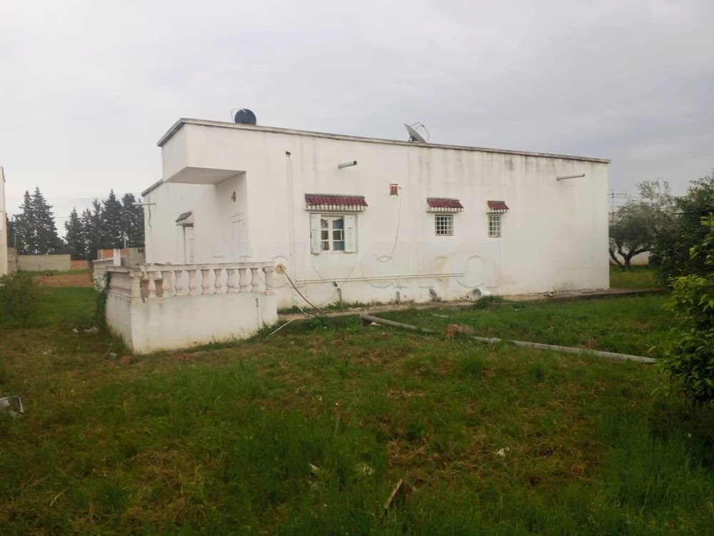 Villa +terrain  2000 m2 situé a Mornag