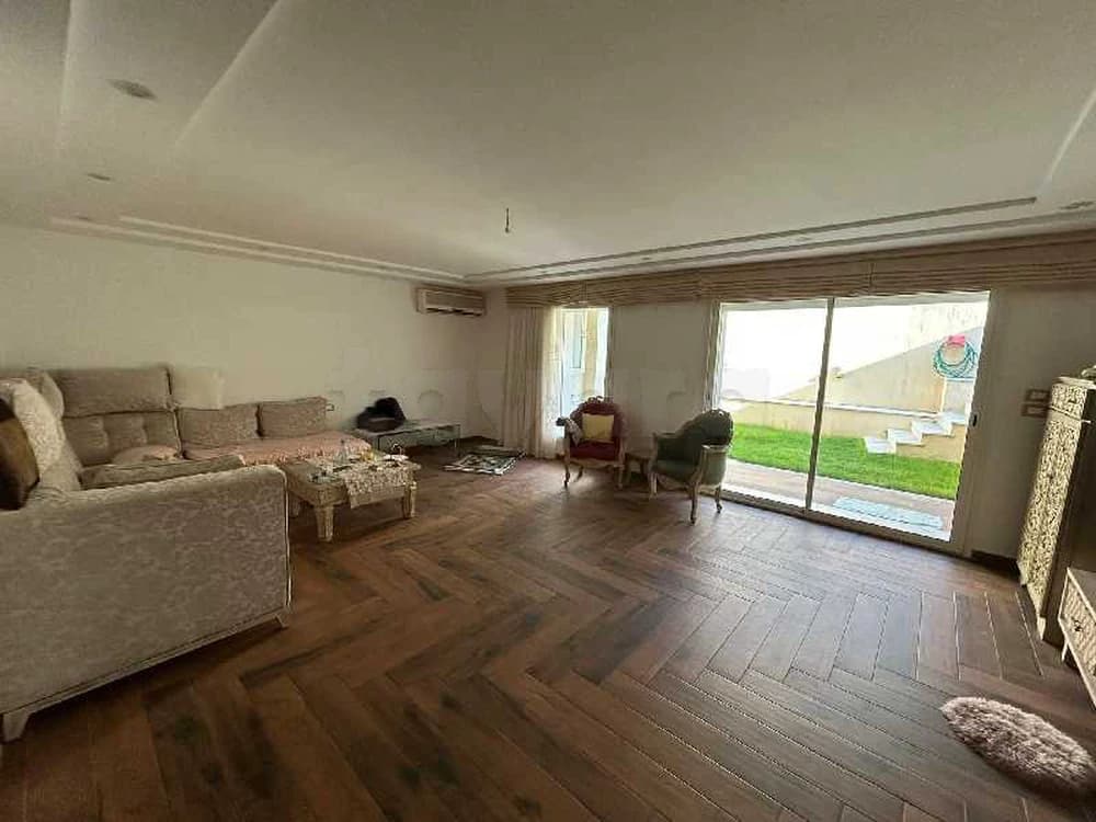 À VENDRE un Triplex en S+3 avec un jardin côté La Marsa    quartier du stade 