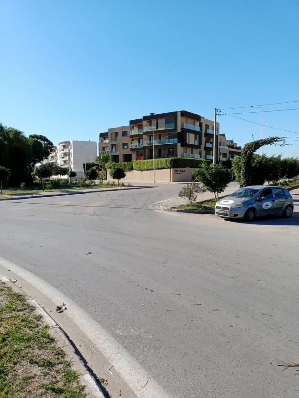 A vendre un terrain 467m² Viabilisé Titré  avec plant est autorisation de Bati R+2 à cité ben mahmoud Sidi Daoued la Marsa 