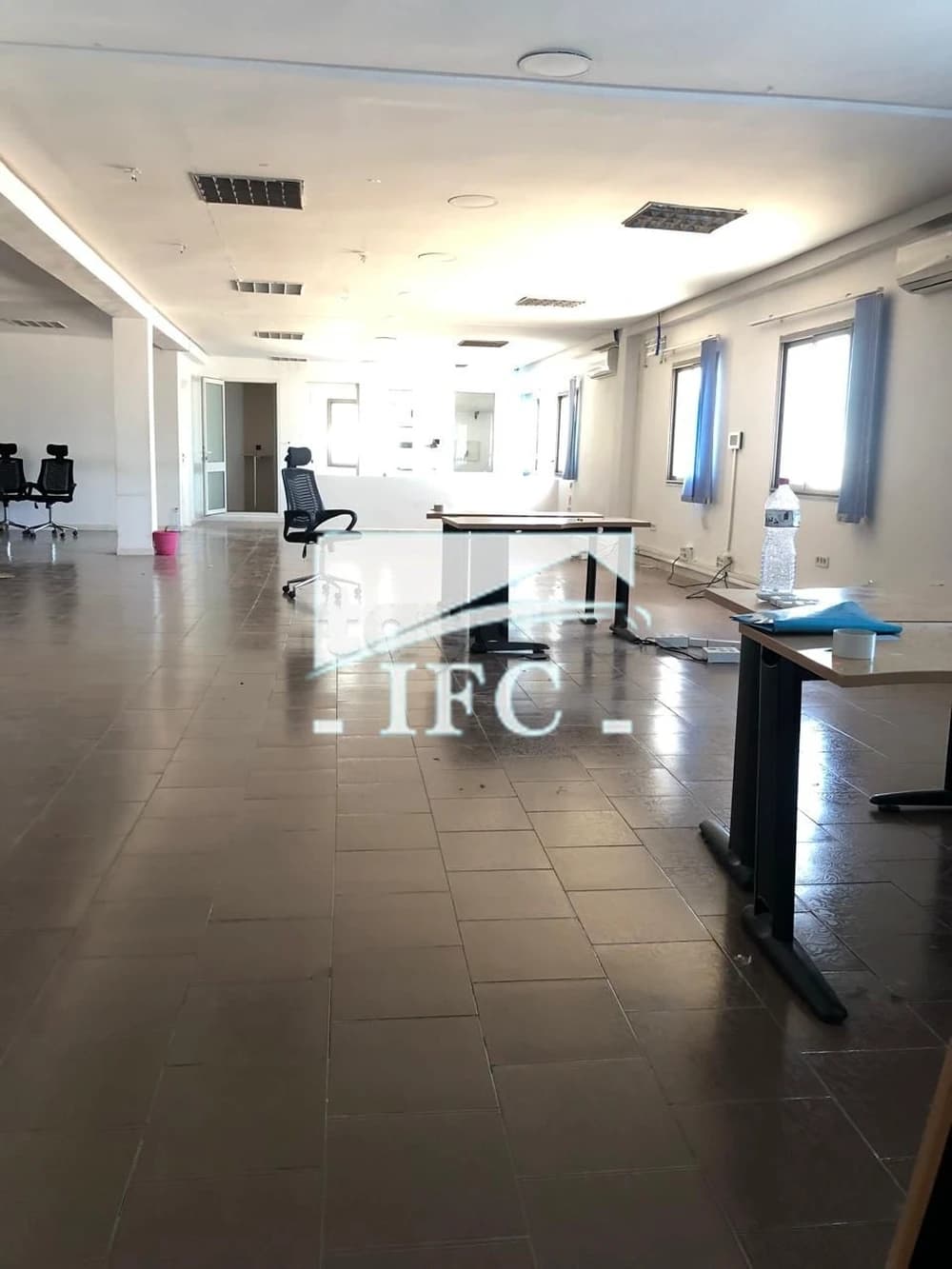 Bureau en 8 espaces-330m²-charguia 2-IFCC173
