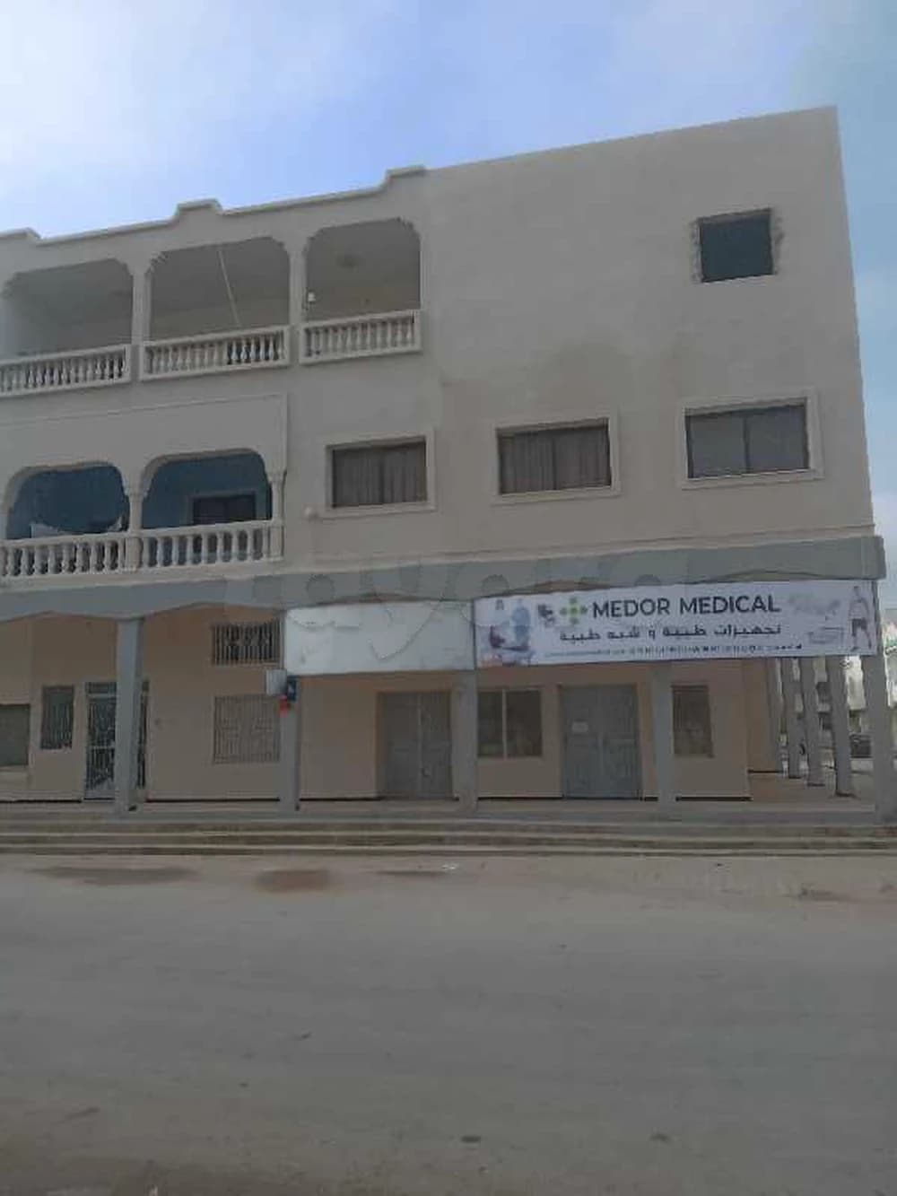 tél 22214299 à vendre 3 loucaux 