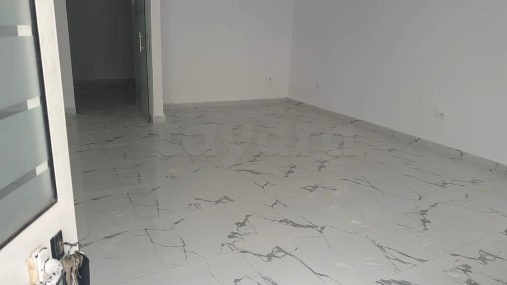 Local commercial de 100m2 + 40 m2 terrasse avec entrée indépendante idéal pour des bureaux...