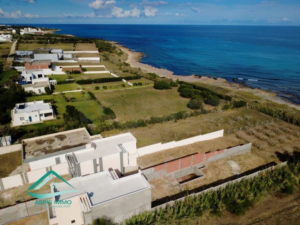 Villa avec piscine pieds dans l’eau à plage Kerkouene