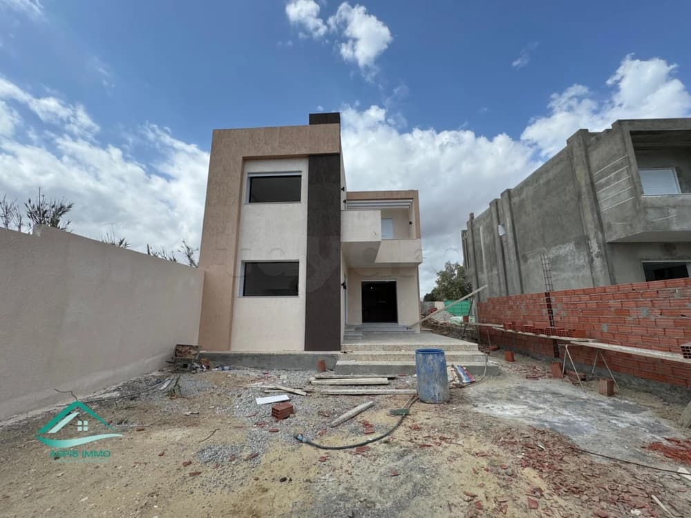 Villa avec piscine pieds dans l’eau à plage Kerkouene