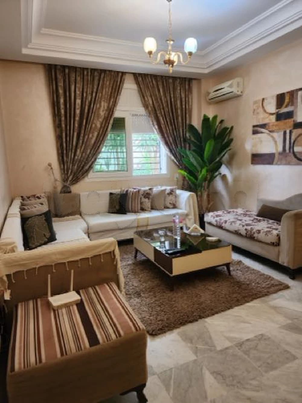 إقامة فاخرة بحديقة خاصة في المنزه 7 – شقة عائلية راقية ومتكامل