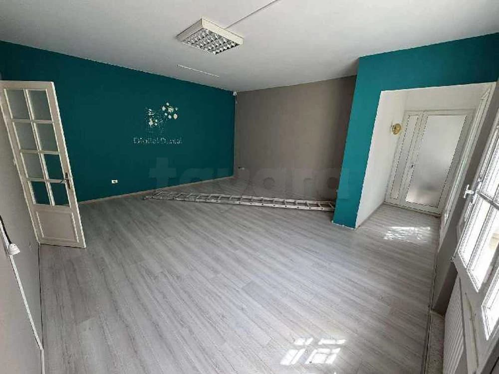 NOUVELLE ARIANA : REZ-DE-CHAUSSÉE DE VILLA S+4 À USAGE BUREAUTIQUE OU HABITATION