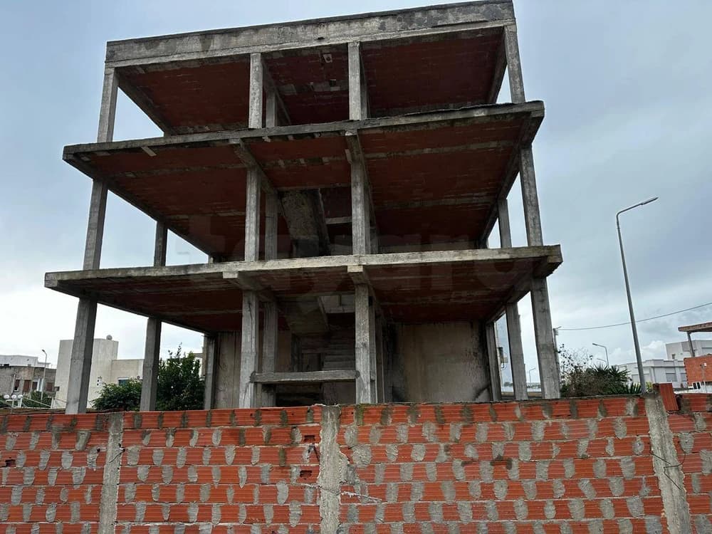 A vendre Une Villa inachevée à Manouba – Emplacement angle de 3 rues