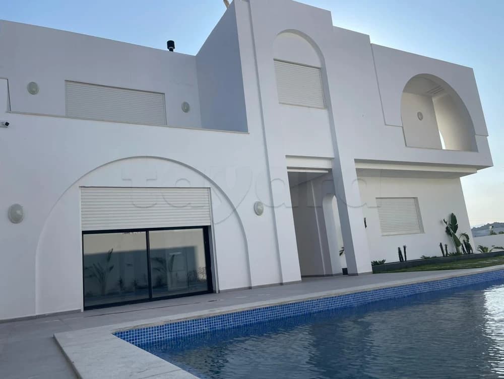A vendre à Hammamet Monchar, 8 km de la plage, une grande villa S+4 