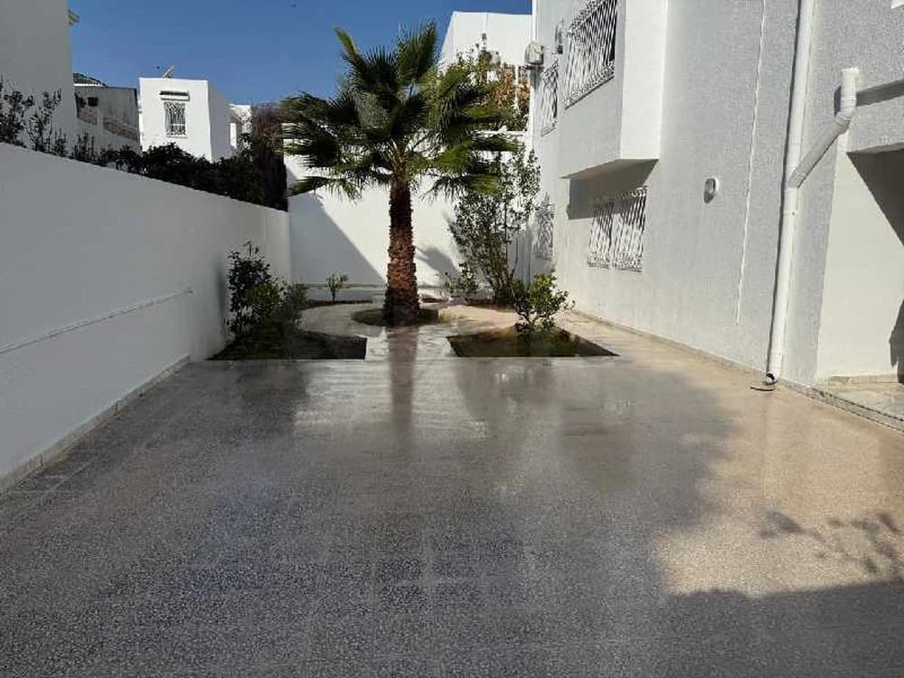 À louer villa S+8 à Ennaser 