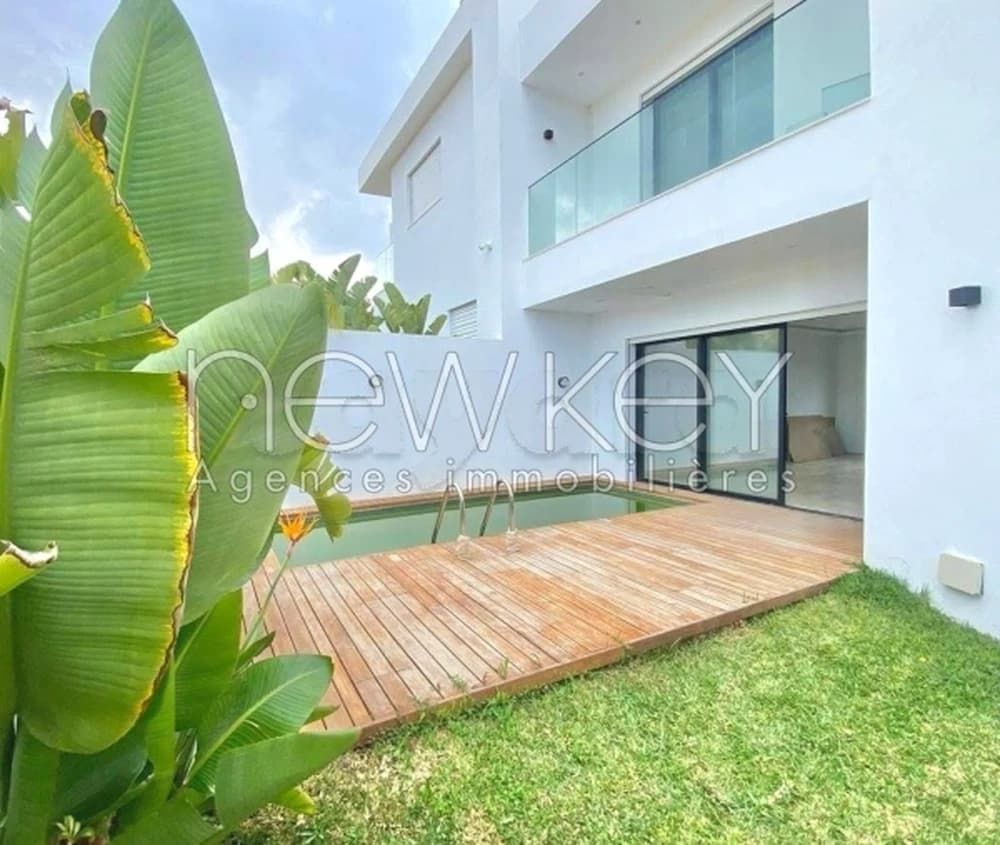 Une villa en s4 avec piscine à Gammarth