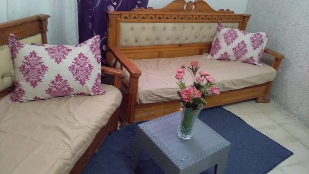 Location studio meublé par jour - Couple non marié interdit !