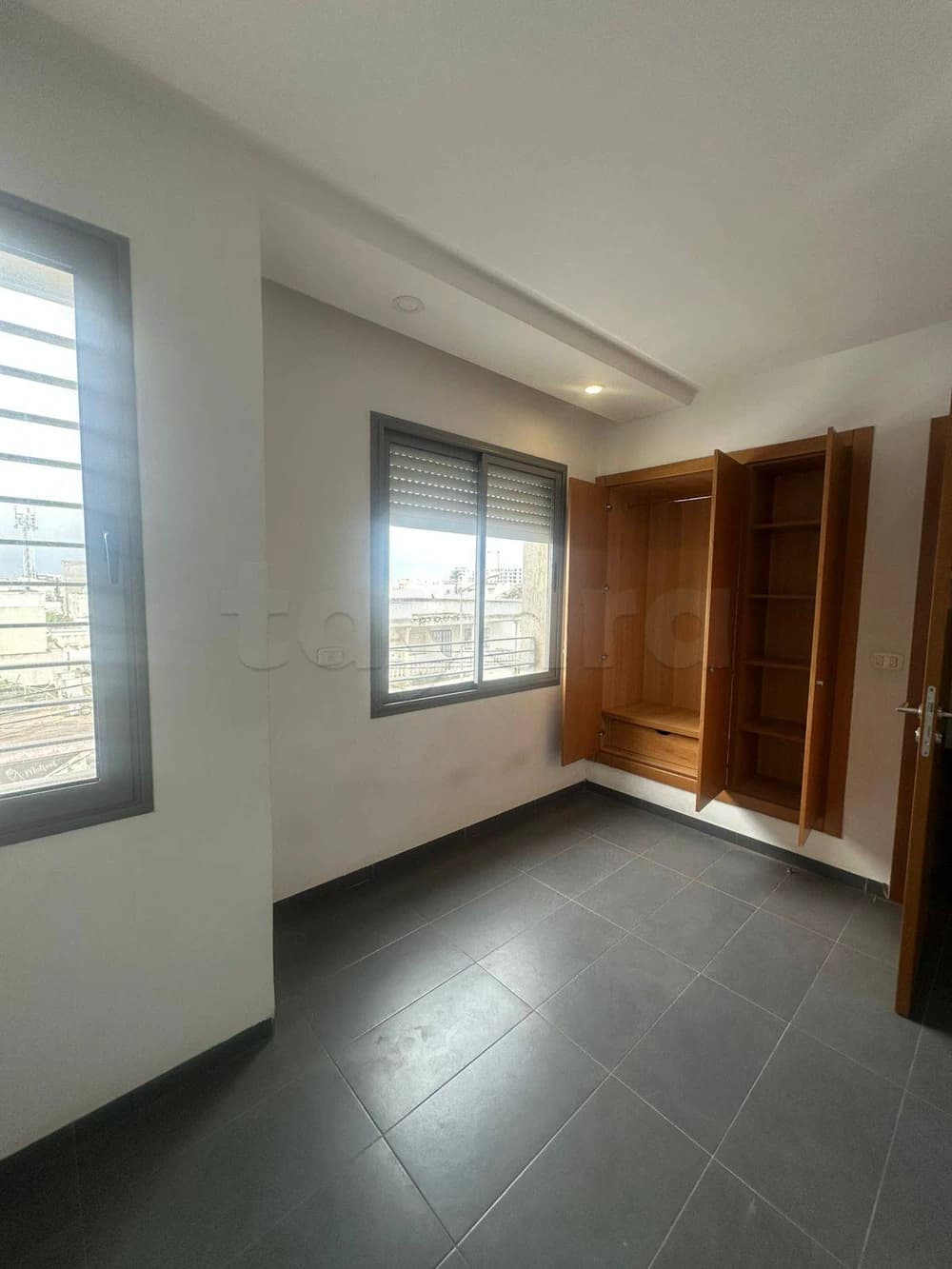 A louer 3 appartements bureautiques Haut Standing  à Ain Zaghwen 