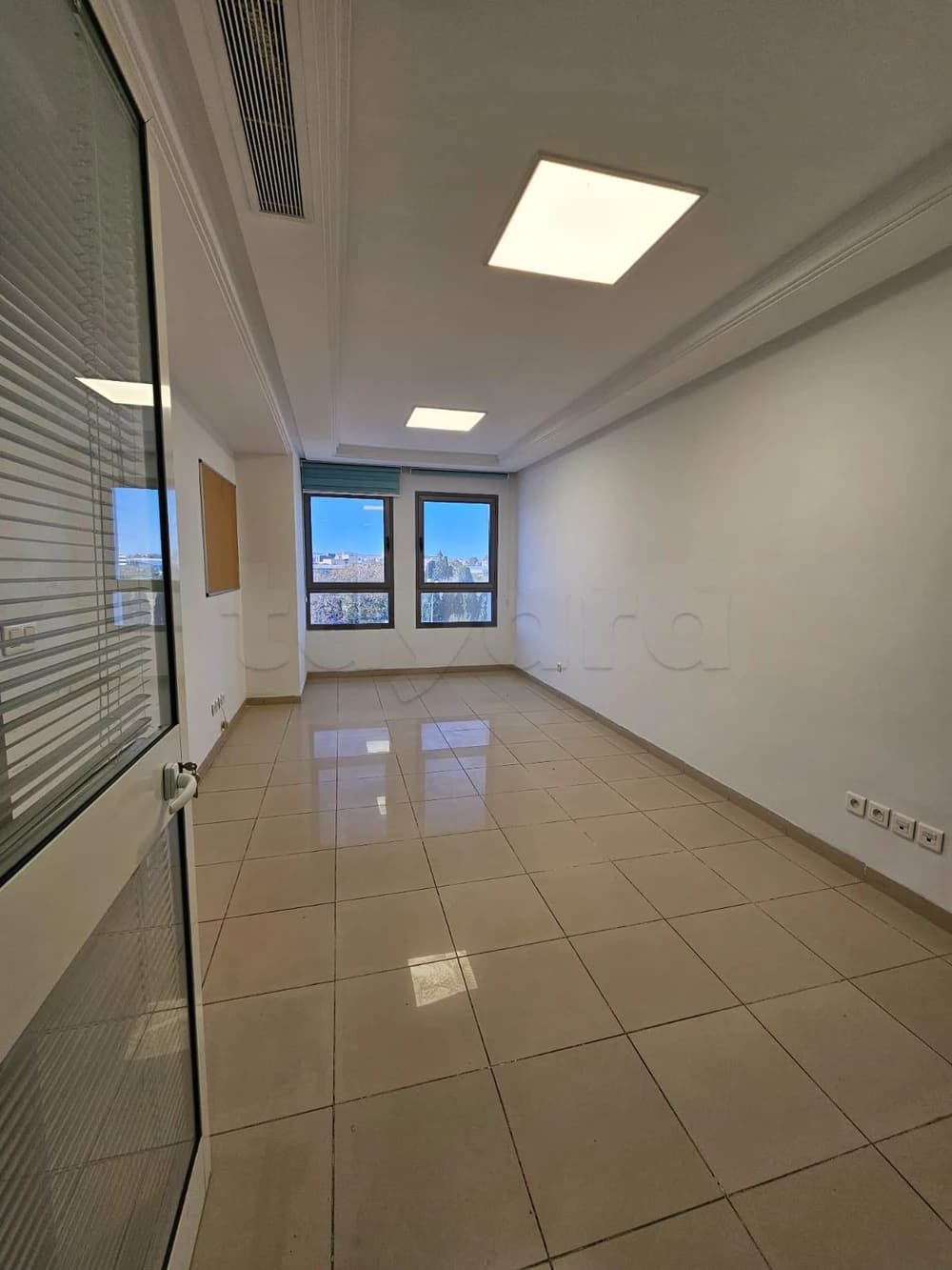 À Louer – Bureau Hall +2 à Montplaisir